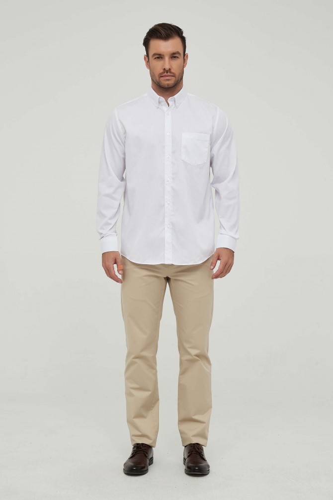 Chemise blanche à col boutonné en coupe confort