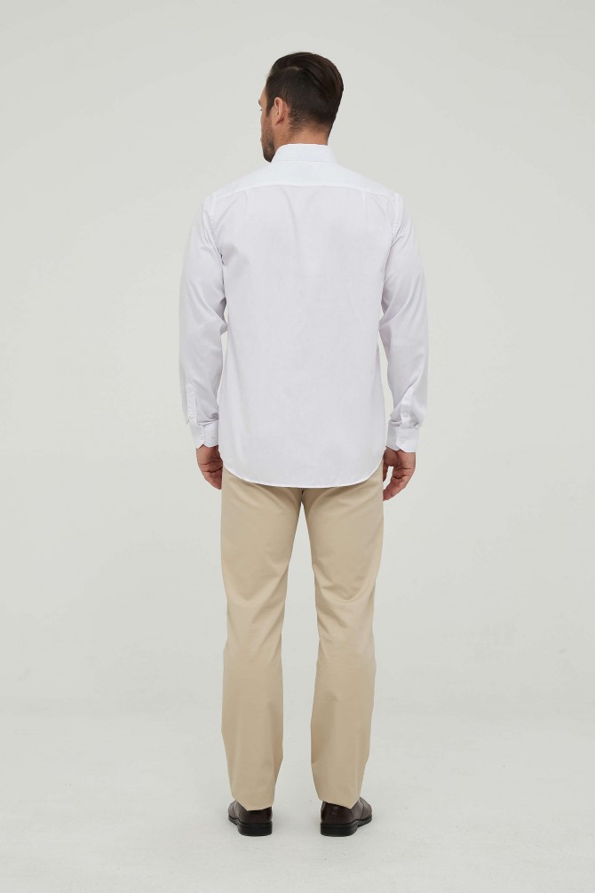 Chemise blanche à col boutonné en coupe confort