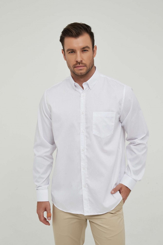 Chemise blanche à col boutonné en coupe confort