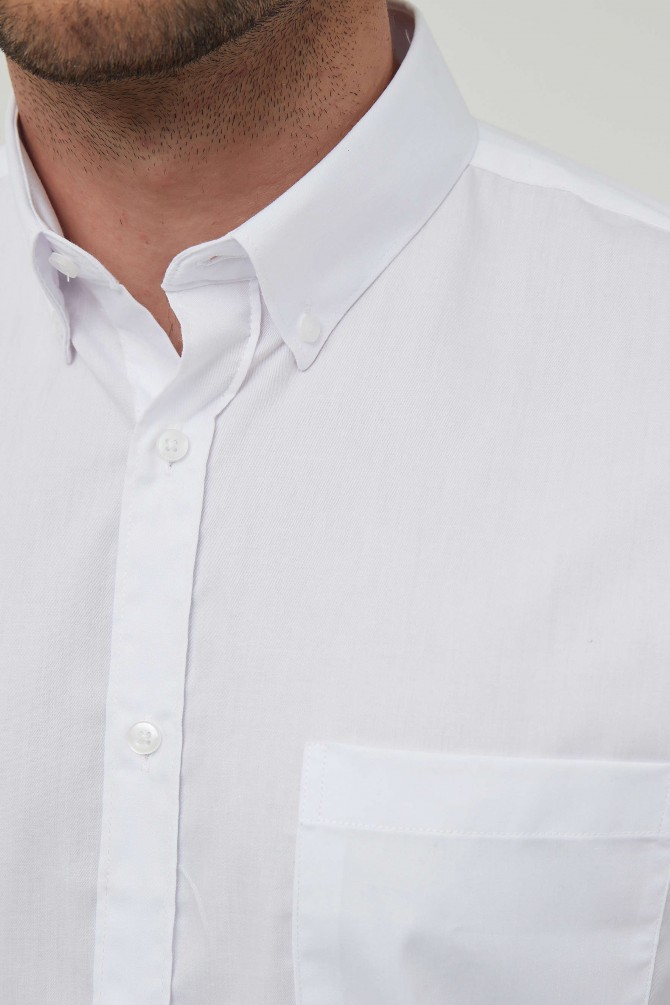 Chemise blanche à col boutonné en coupe confort